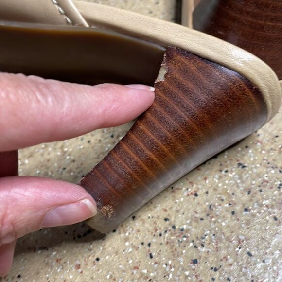 Bandolino Brass Horse Bit Accent Tan Leather Heeled Mules sz 6 - Picture 15 of 16